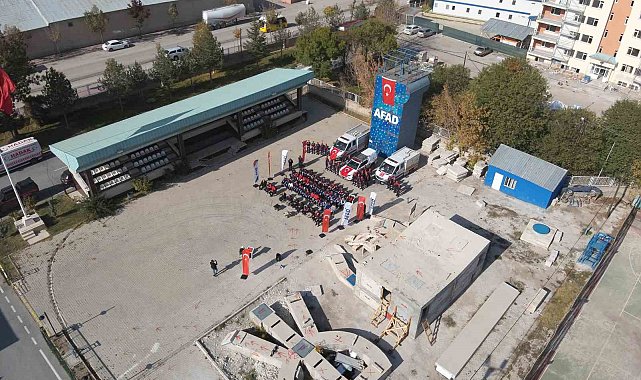 Van'da 23 Ekim Depremi'nin 15. yılında hayatını kaybedenler anıldı