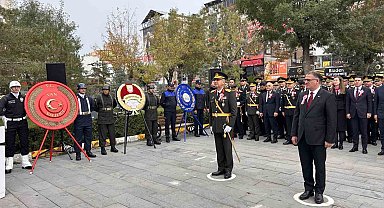 Van'da 29 Ekim Cumhuriyet Bayramı için çelenk sunma töreni düzenlendi