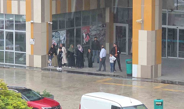 Van'da aniden bastıran yağmur vatandaşları hazırlıksız yakaladı