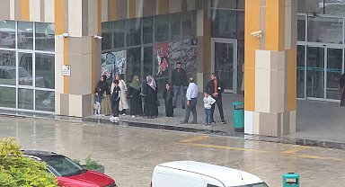 Van'da aniden bastıran yağmur vatandaşları hazırlıksız yakaladı