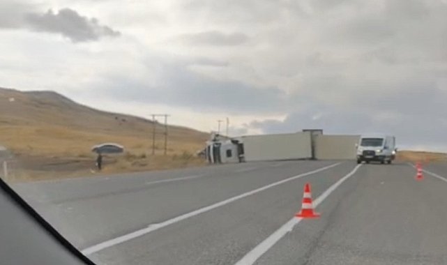 Van'da devrilen tırın sürücüsü yaralandı