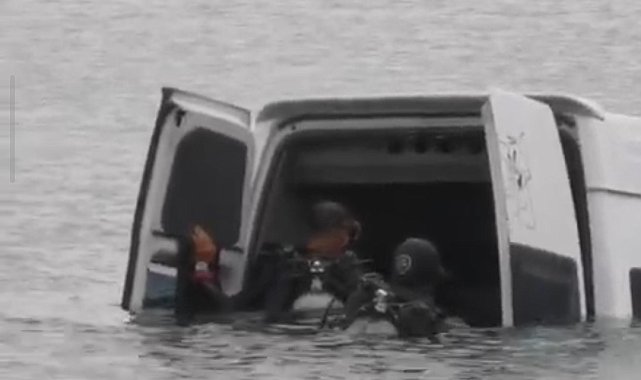 Van'da minibüs Erçek Gölü'ne uçtu: Sürücü göle uçan minibüsten kendi imkanları ile çıktı