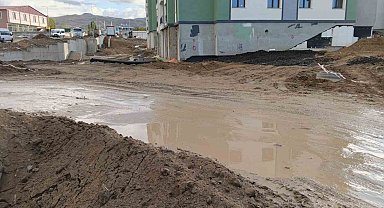 Van'da öğrencilerin okul yolunda çamur çilesi
