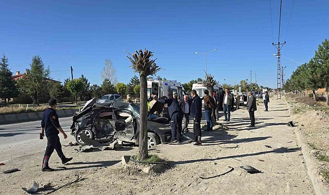 Van'da otomobil ile kamyonet çarpıştı: 5 yaralı