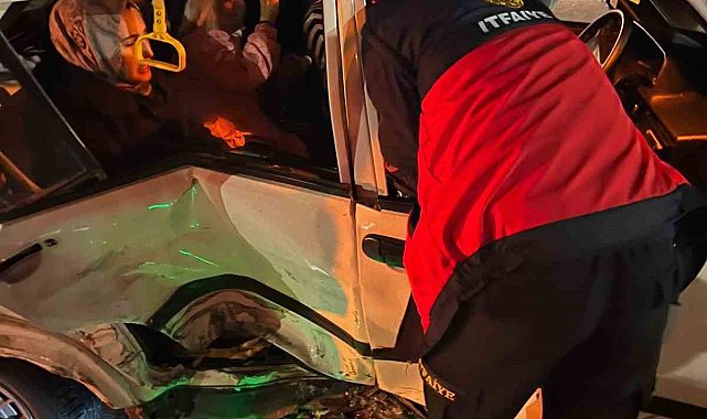 Van'da otomobiller çarpıştı: 3 yaralı