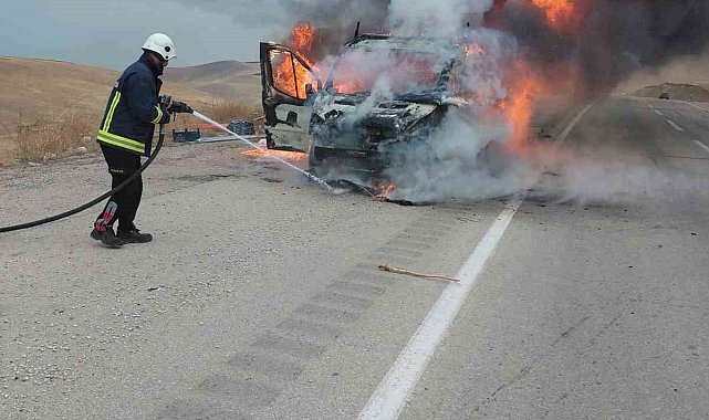 Van'da seyir halindeki kamyonet alev alev yandı