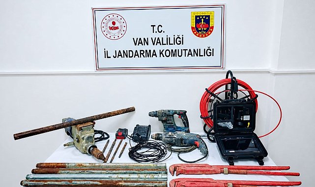 Van'da sit alanında kaçak kazı yapan 2 kişi suçüstü yakalandı