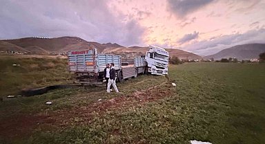Van'da tır şarampole yuvarlandı: 2 yaralı