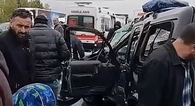 Van'da tırla hafif ticari araç çarpıştı: 2 yaralı
