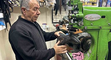 Van'da yağışlı ve soğuk hava ayakkabı tamircilerinin işlerini artırdı