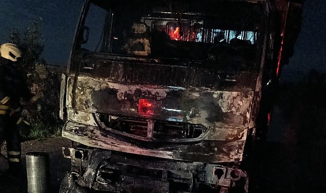 Vezirköprü'de odun yüklü kamyonda yangın çıktı