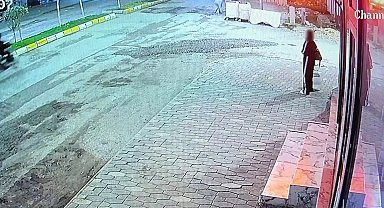 Vicdanları sızlatan anlar kamerada: Yemek yiyen kediye taşla vurdu