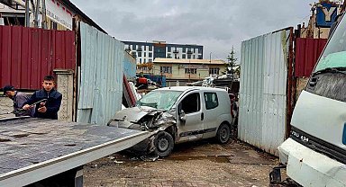 Vinç hurdalık önünde çarptığı aracı hurdaya çıkardı