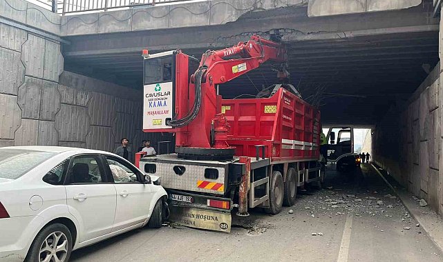 Vinç köprüye, otomobil de vince çarptı: 4 yaralı