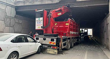 Vinç köprüye, otomobil de vince çarptı: 4 yaralı