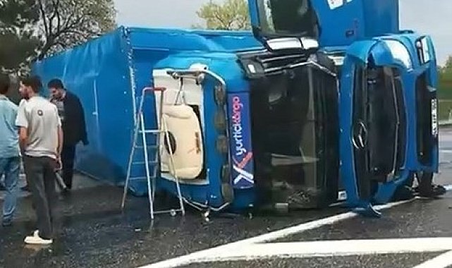 Virajı alamayan kargo tırı devrildi: 1 yaralı