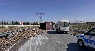 Virajı alamayan tır devrildi