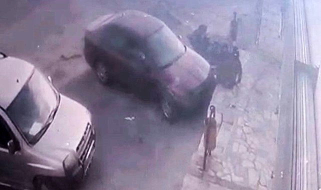 Vitesi karıştıran sürücü kaldırımda oturan şahsa çarptı