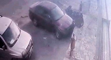 Vitesi karıştıran sürücü kaldırımda oturan şahsa çarptı