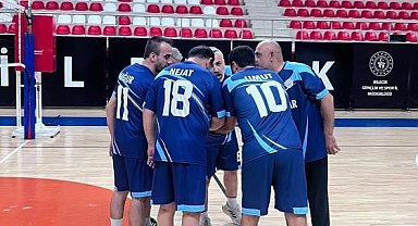 Voleybol maçında kazanan aile ve sosyal hizmetler oldu