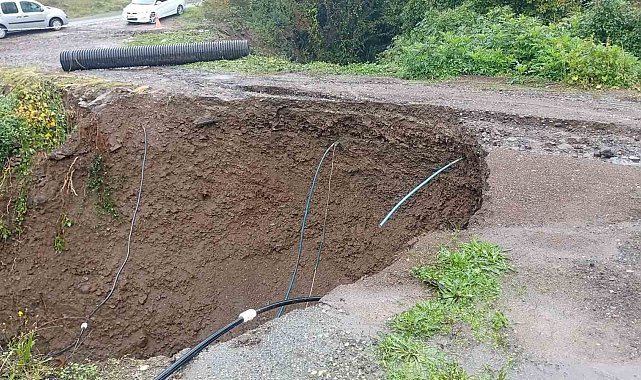 Yağışlar nedeniyle tali yol çöktü, mahalleli barikat kurdu