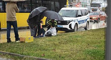 Yağmur altında ıslanan yaralıya trafik polisi şemsiye tuttu