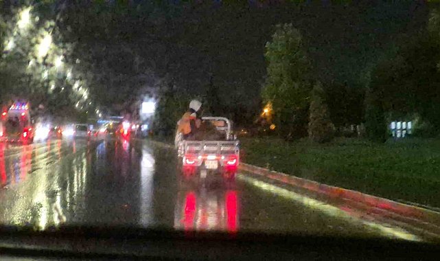 Yağmurlu havada motosiklet kasasında tehlikeli yolculuk kamerada