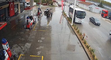 Yakıtı biten aracı at arabasıyla 2 kilometre çekti