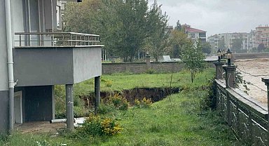 Yalova'da 5 katlı binanın bahçesinde toprak çöktü: Bina tahliye edildi