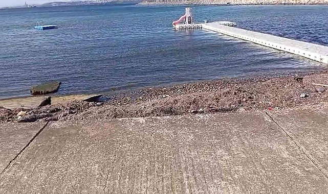 Yalova'da kırmızı renkli su denize döküldü