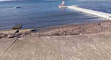 Yalova'da kırmızı renkli su denize döküldü