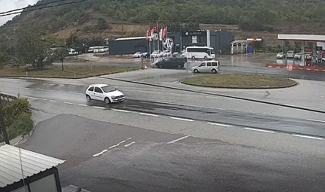Yalova'da otomobilin ikiye bölündüğü kaza kamerada