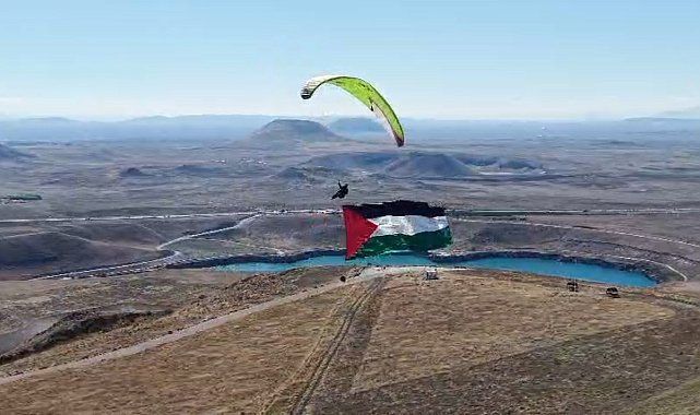 Yamaç paraşütü ile Filistin bayrağı açtı