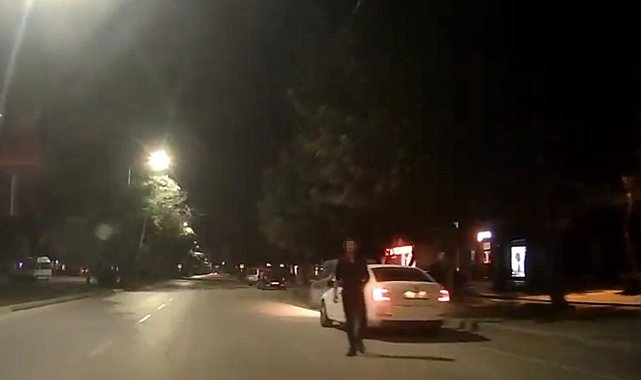Yanından hızlıca geçen maganda sürücüyü uyardı, saldırıya uğradı