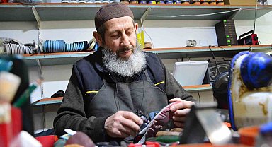 Yarım asırdır ayakkabı tamirciliği yapan 73 yaşındaki usta, mesleğini aşkla sürdürüyor
