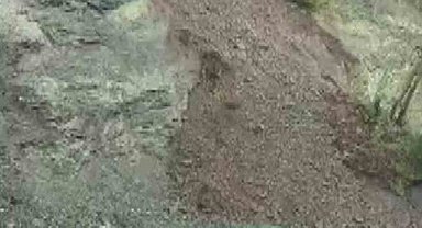 Yayla yolunda toprak kayması yaşandı