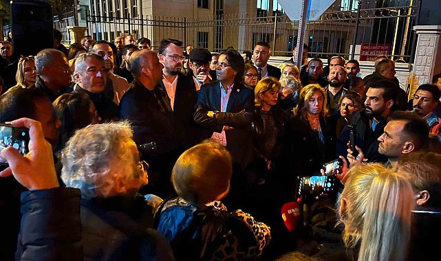 Yeni Partililer Şeniz Doğan'a destek için adliye önünde toplandı