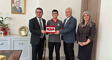 Yere düşen Türk bayrağını öpüp başına koyan liseli öğrenciye makamda kabul