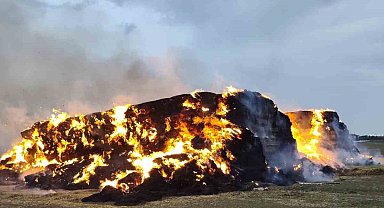 Yıldırım düştü, 500 ton saman balyası alev alev yandı