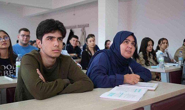 Yıllar sonra eğitim hayatına dönen kadın oğluyla aynı üniversitede okuyor