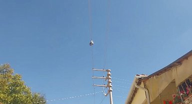 Yıllardır elektrik telinde duran bir çift botun sırrı çözülemiyor