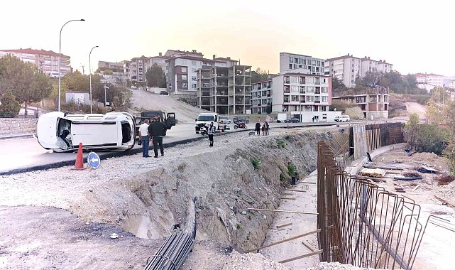 Yol çalışmasını fark edemeyince aracı 4 metrelik şarampole devrildi
