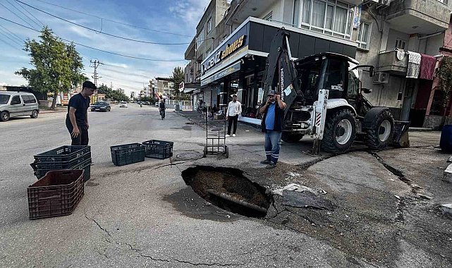Yol çöktü, çevre esnafı çukuru kasalarla kapattı