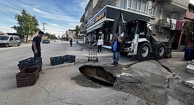 Yol çöktü, çevre esnafı çukuru kasalarla kapattı
