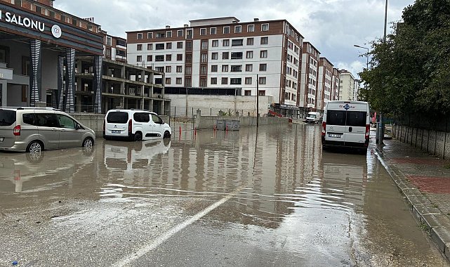Yol göle döndü, sürücüler yön değiştirdi