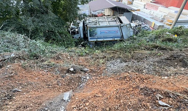 Yol vermek isterken çöp kamyonuyla 10 metrelik şarampole devrildiler: 3 yaralı
