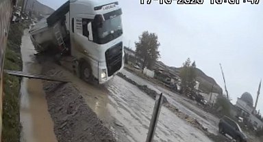 Yol vermek isterken kanala devrildi: Taş yüklü tırın kazası kamerada