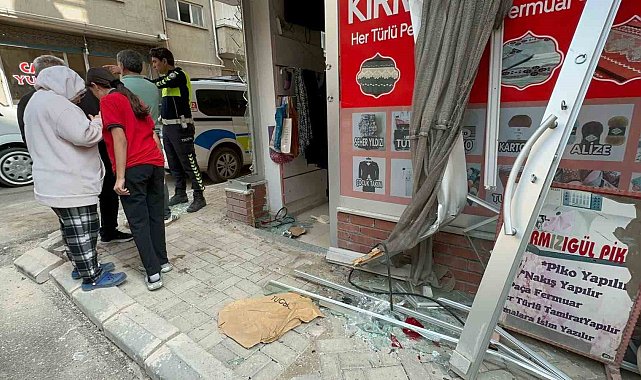 Yolcu minibüsü ile çarpışan ticari taksi terzi dükkanına girdi