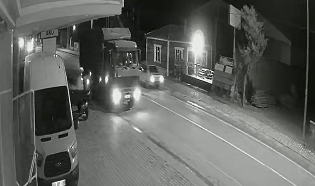 Yolda kalan kamyona otomobil arkadan çarptı