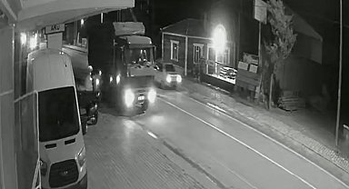Yolda kalan kamyona otomobil arkadan çarptı